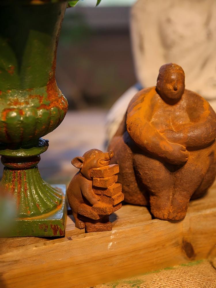 Vintage Collectible Ornaments - Деревенская чугунная статуэтка свиньи, несущей кирпичи,
